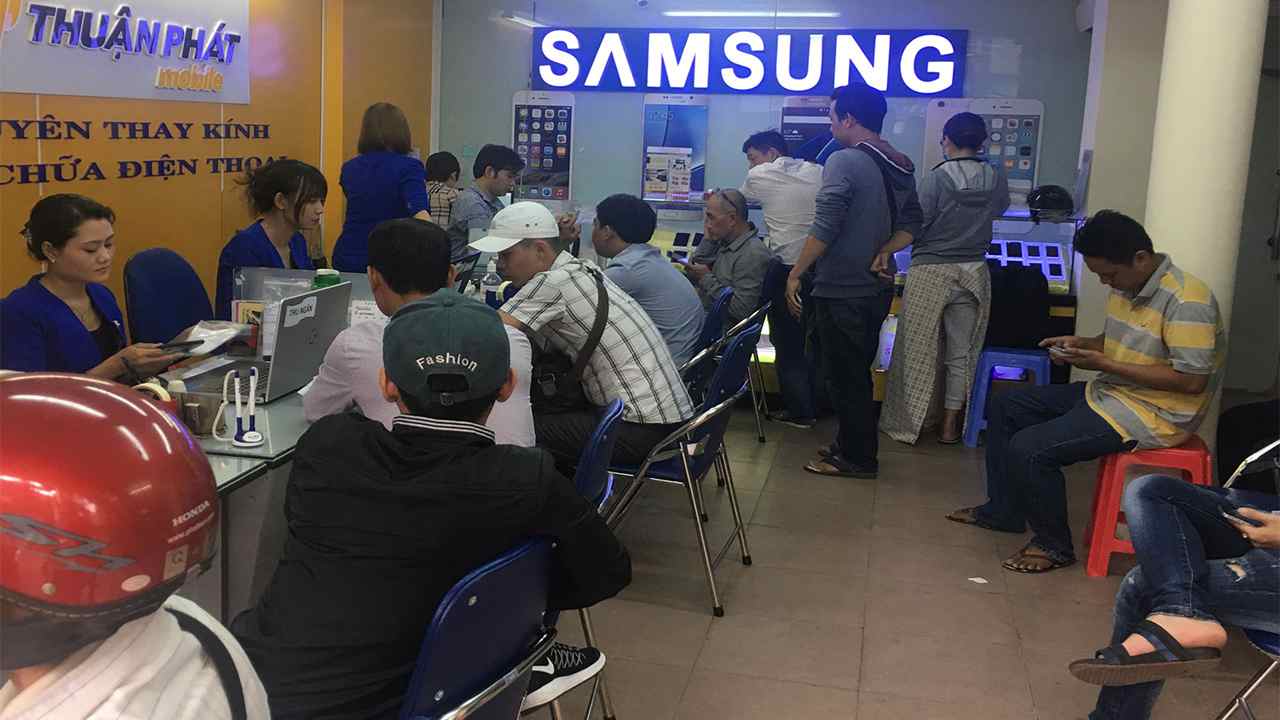 Khách hàng thay màn hình tại Thuận Phát Mobile