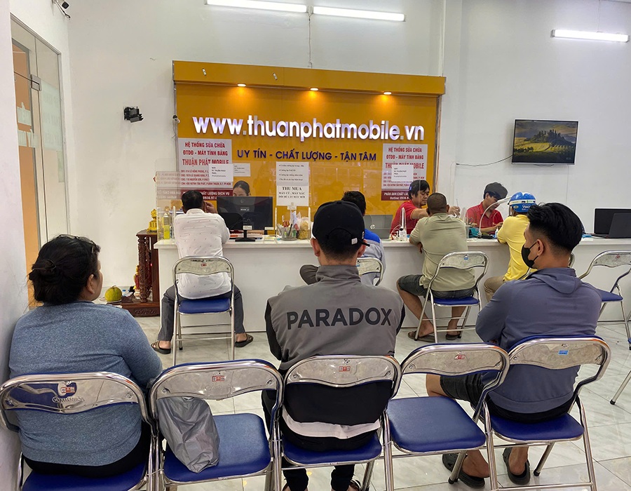 Khách hàng tại chi nhánh 3 Thuận Phát Mobile