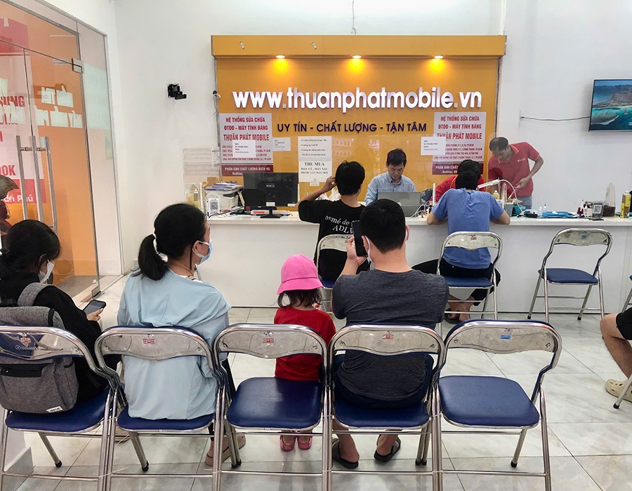 Khách hàng đến sửa điện thoại tại Thuận Phát Mobile