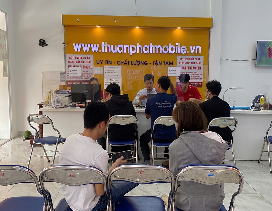 Khách hàng sửa chữa máy tại Thuận Phát Mobile