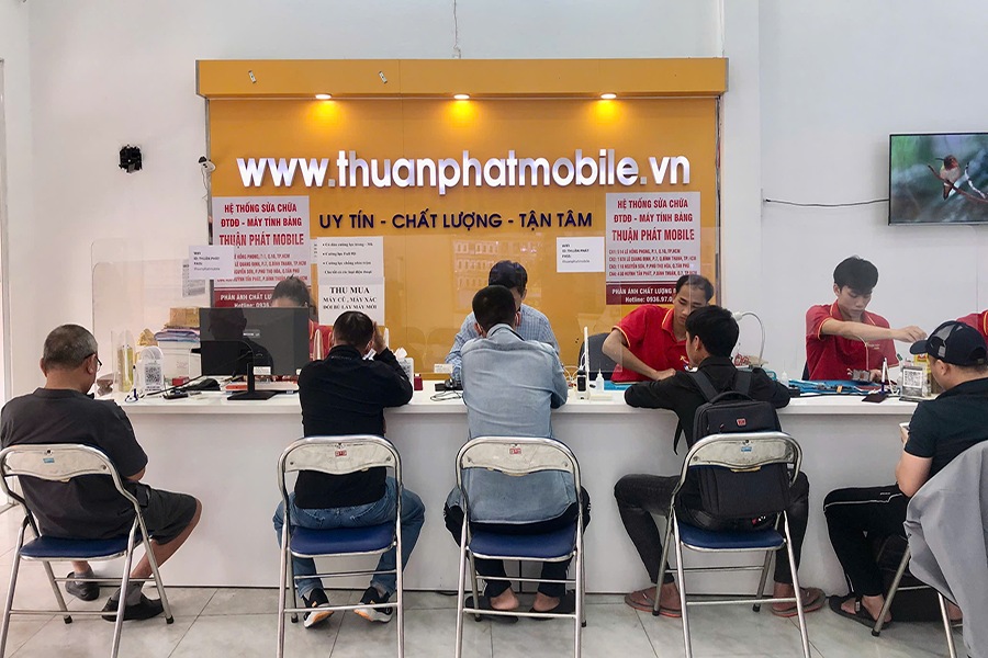 Khách hàng tại chi nhánh 3 Thuận Phát Mobile