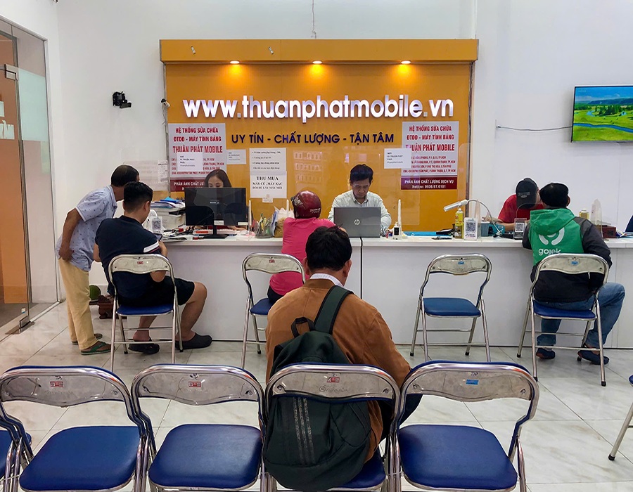 Khách hàng tại chi nhánh 3 Thuận Phát Mobile