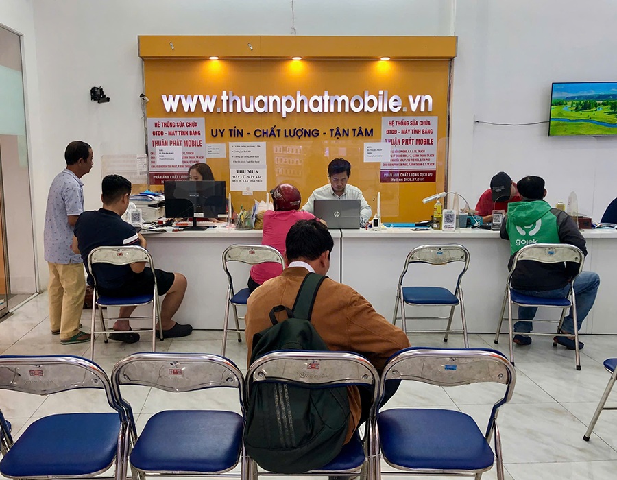 Khách hàng tại chi nhánh 3 Thuận Phát Mobile