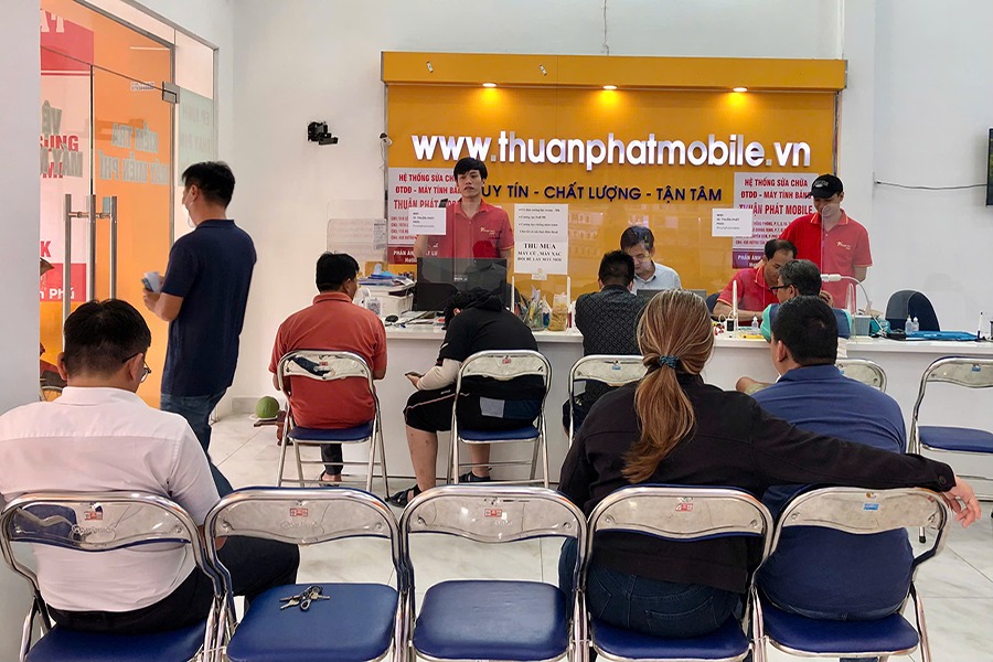 Khách hàng tại chi nhánh 3 Thuận Phát Mobile