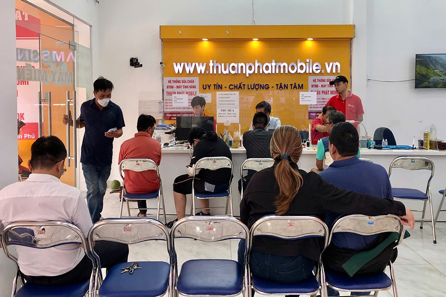 Khách hàng tại chi nhánh 3 Thuận Phát Mobile