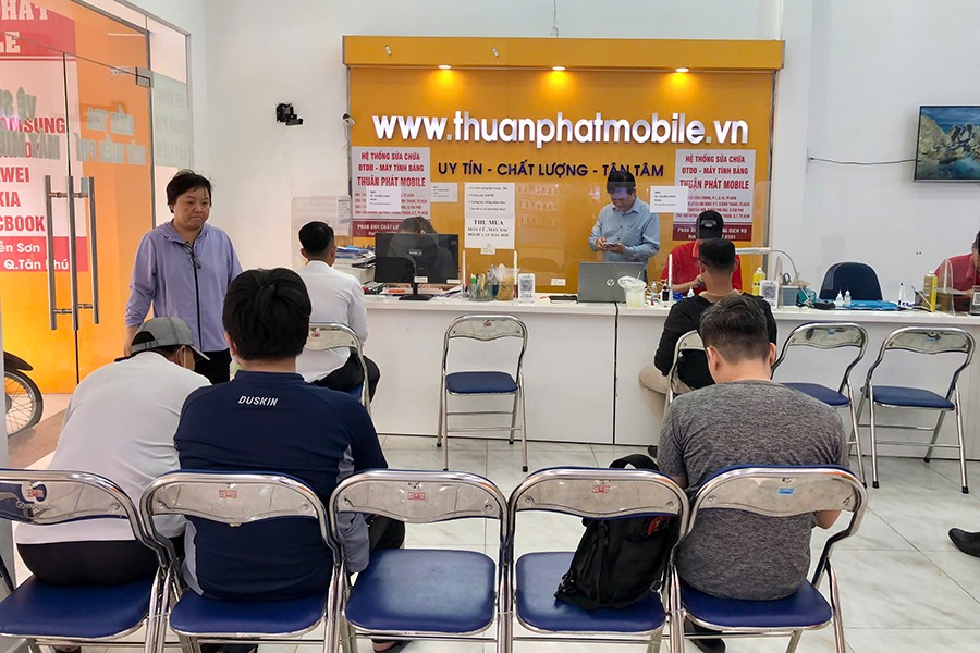 Khách hàng tại chi nhánh 3 Thuận Phát Mobile