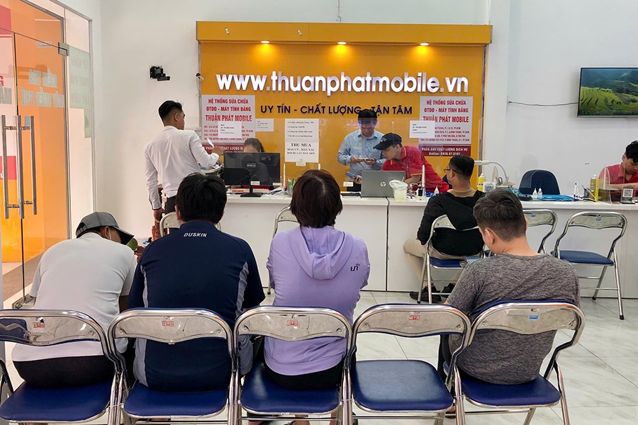 Khách hàng tại chi nhánh 3 Thuận Phát Mobile