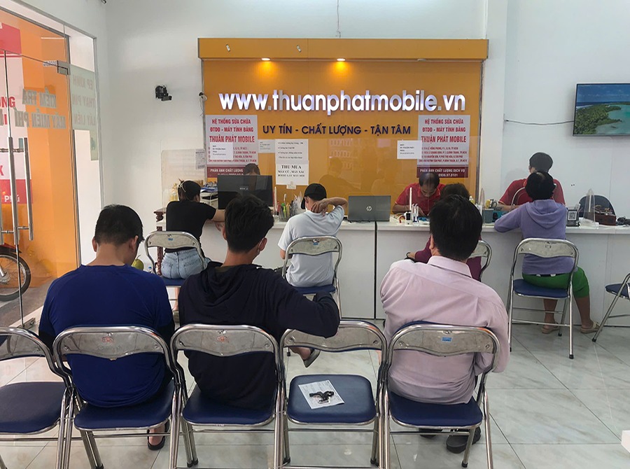 Khách hàng tại Thuận Phát Mobile
