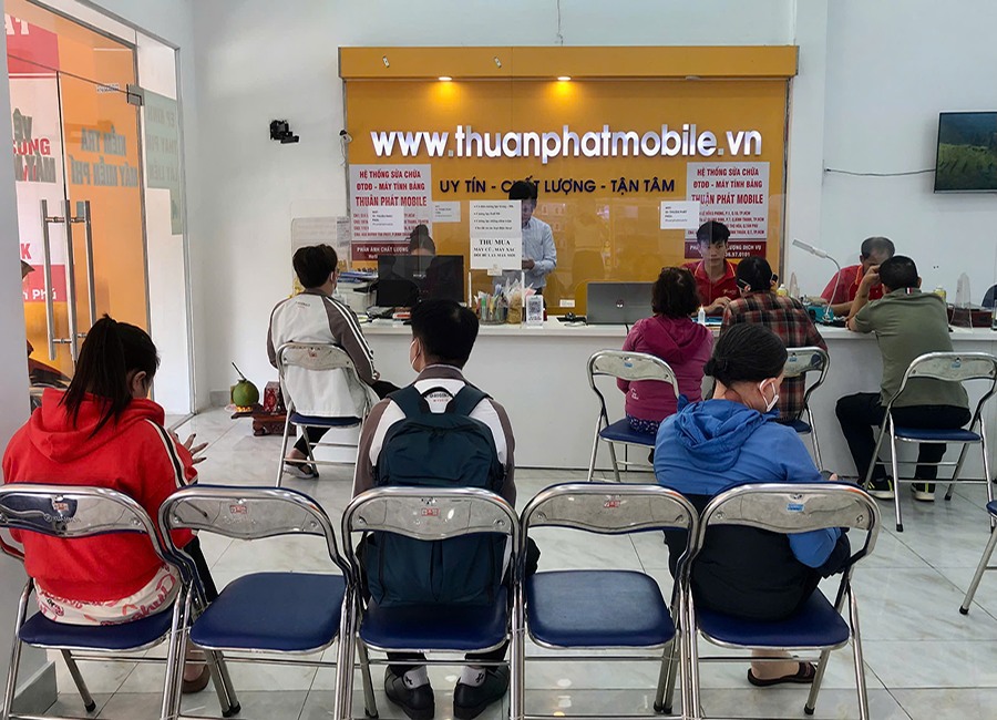 Khách hàng sửa điện thoại tại Thuận Phát Mobile