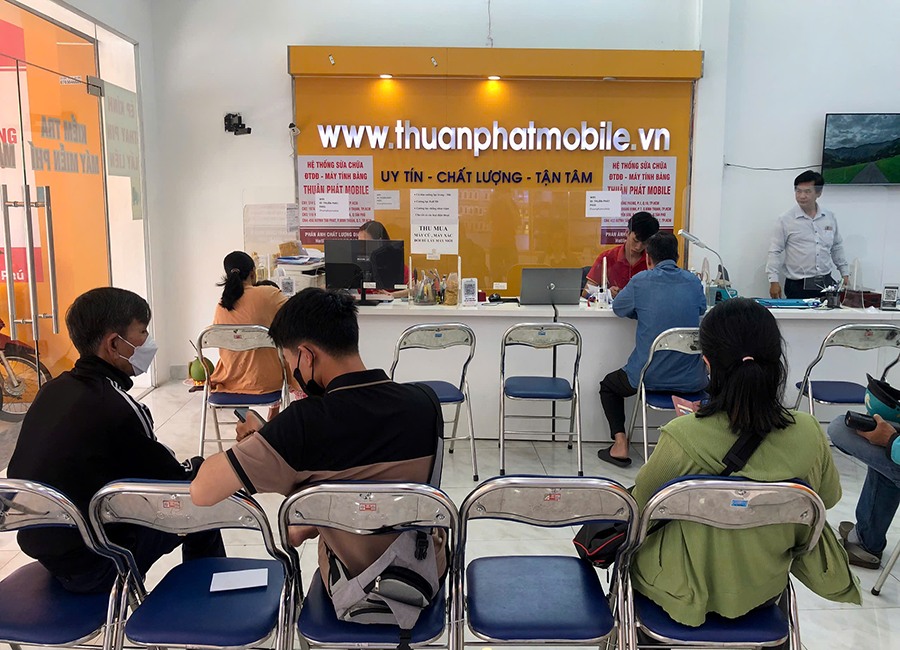 Khách hàng tại chi nhánh 3 Thuận Phát Mobile