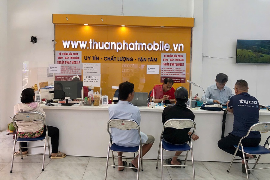 Khách hàng tại Thuận Phát Mobile