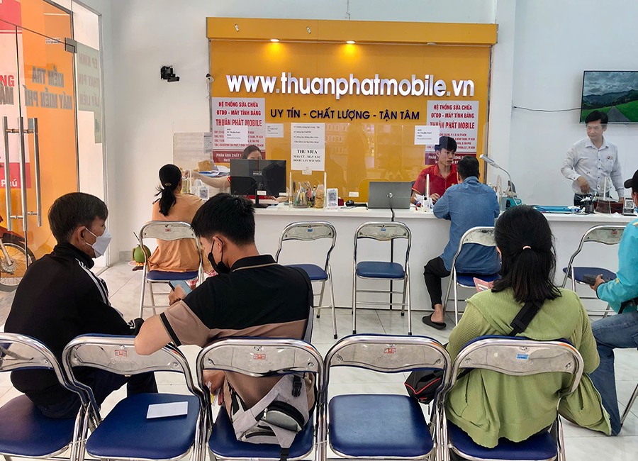 Khách hàng tại chi nhánh 3 Thuận Phát Mobile