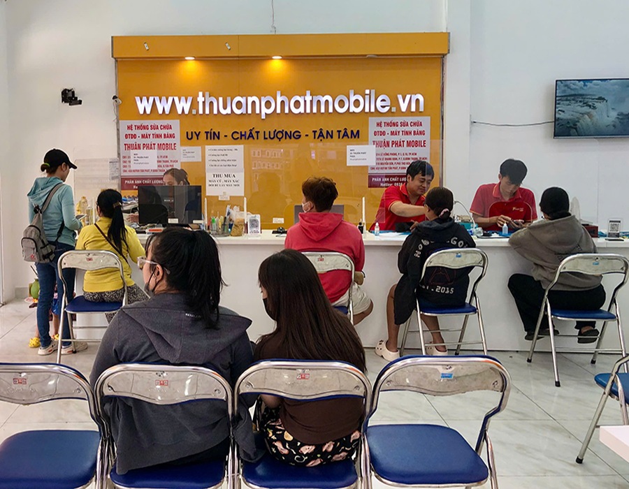 Khách hàng tại chi nhánh 3 Thuận Phát Mobile