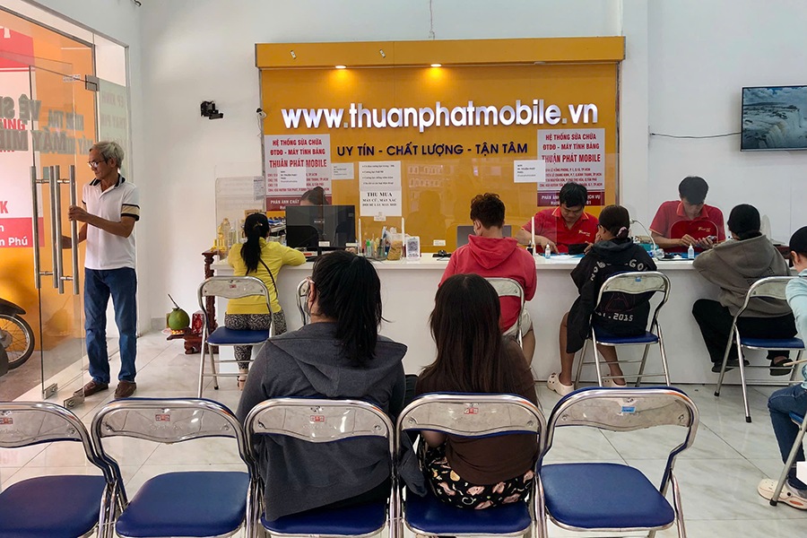 Khách hàng tại chi nhánh 3 Thuận Phát Mobile