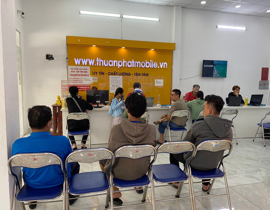 Hình ảnh khách hàng tại chi nhánh 3 Thuận Phát Mobile