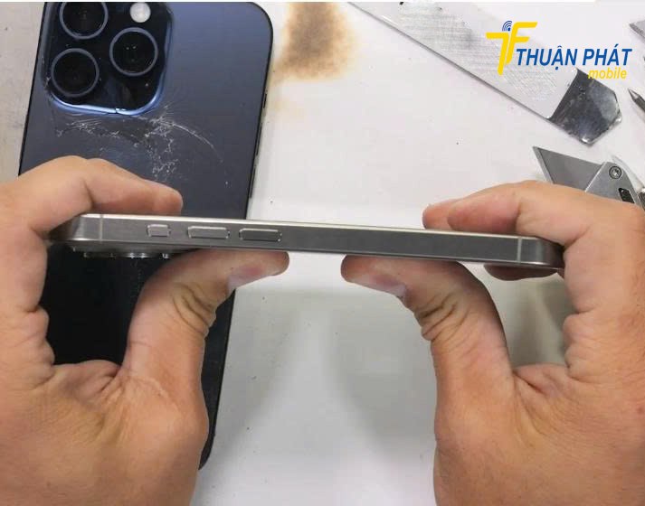 Khung viền iPhone 15 Pro bị cong nhẹ