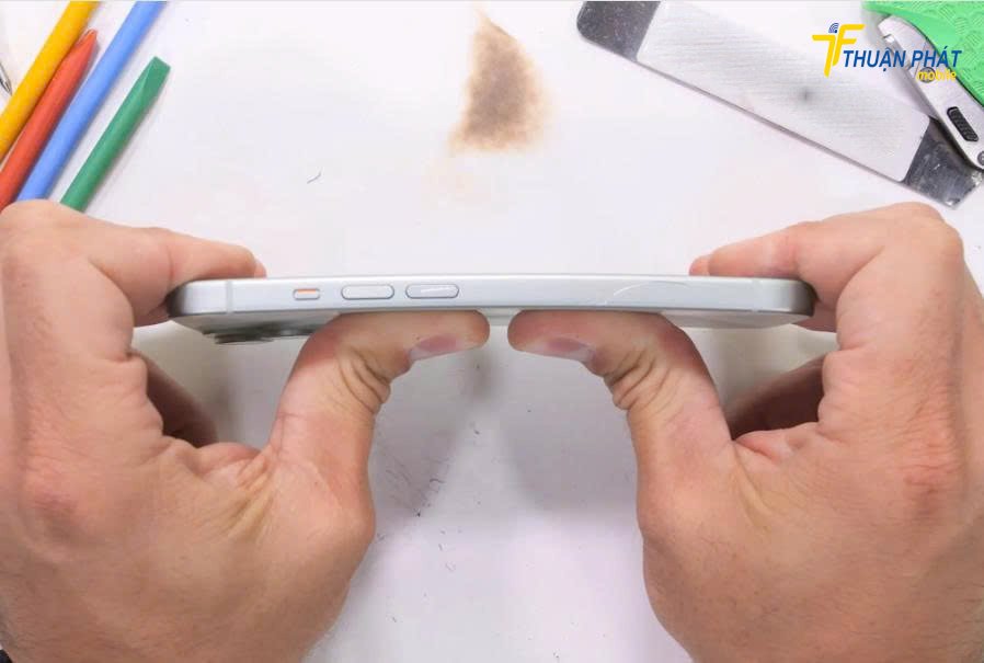 Khung viền iPhone 15 Pro Max bị cong