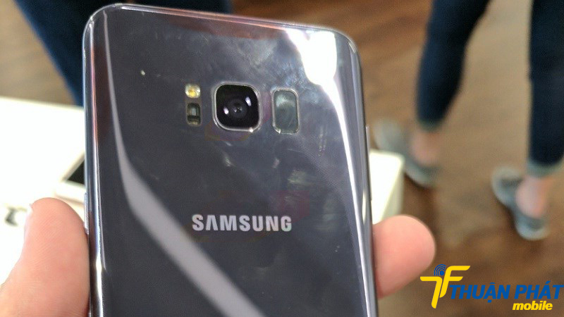 Mặt kính sau Samsung S8 bị trầy xước, ố màu