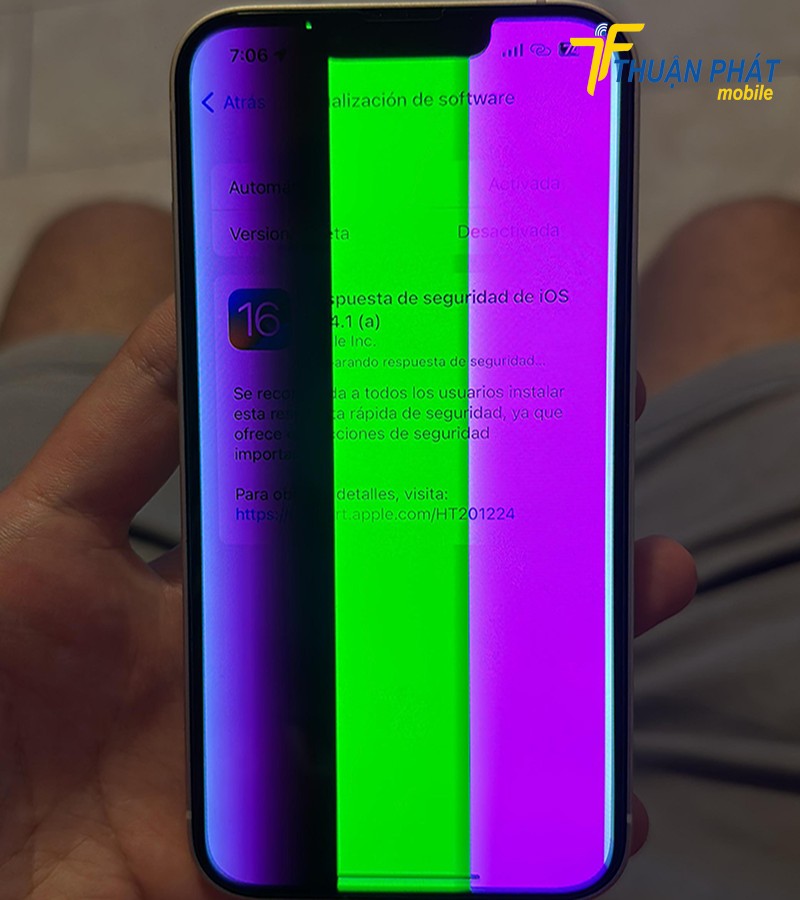 Màn hình iPhone 13 Pro Max bị sọc màu
