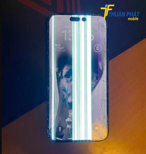 Màn hình iPhone 15 Pro Max bị hư hỏng nặng Màn hình iPhone 15 Pro Max bị hư hỏng nặng