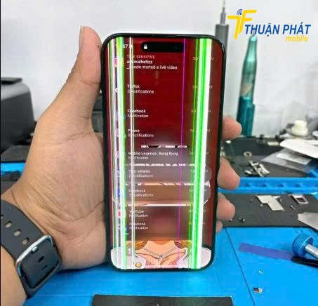 Màn hình iPhone 15 Pro Max bị sọc màu Màn hình iPhone 15 Pro Max bị sọc màu