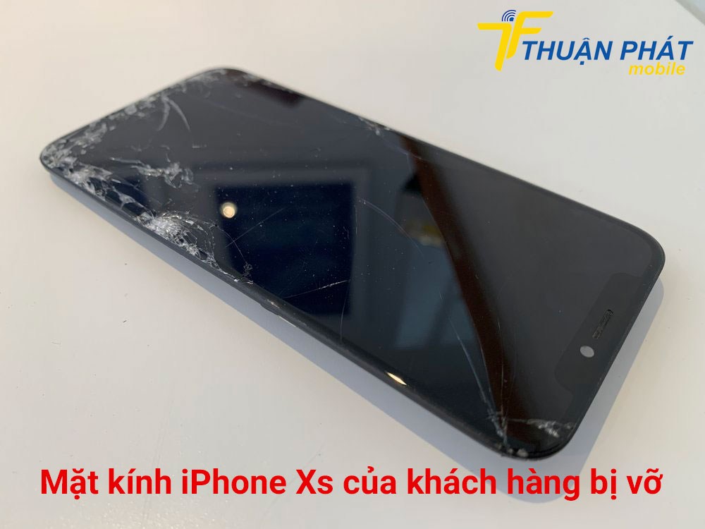 Mặt kính iPhone Xs của khách hàng bị vỡ