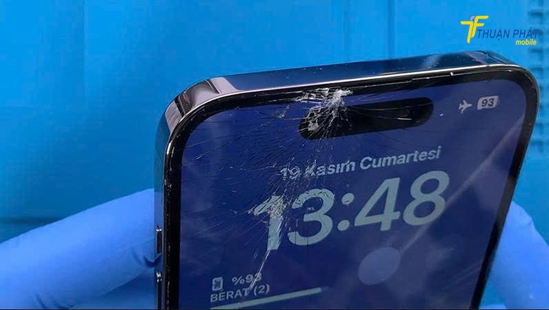Mặt kính trước iPhone 15 Pro bị vỡ