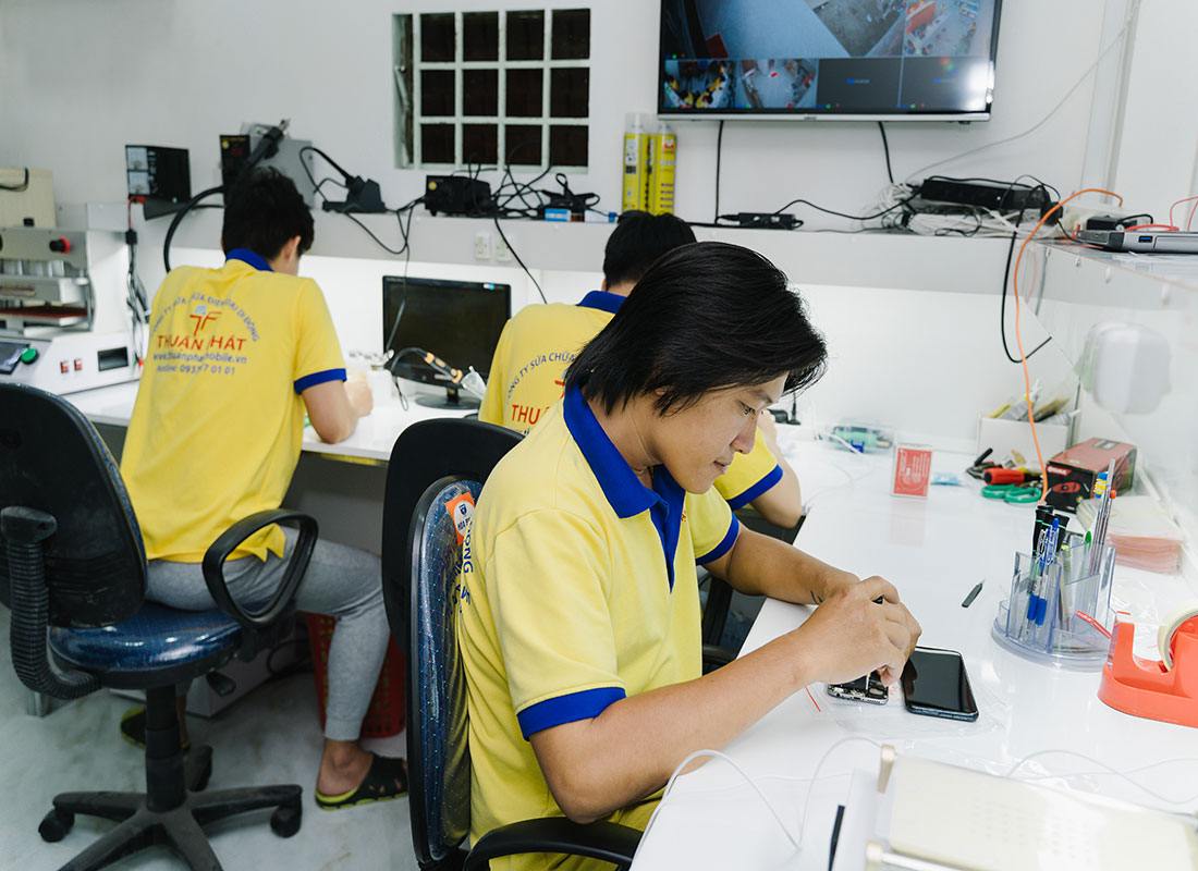 Nhân viên kỹ thuật tay nghề cao của Thuận Phát Mobile