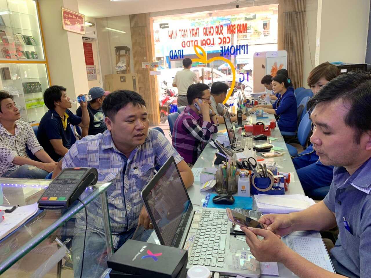Nhân viên tại Trung tâm Thuận Phát Mobile giúp khách hàng kiểm tra máy