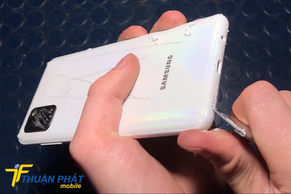 Samsung A21s bị trầy viền