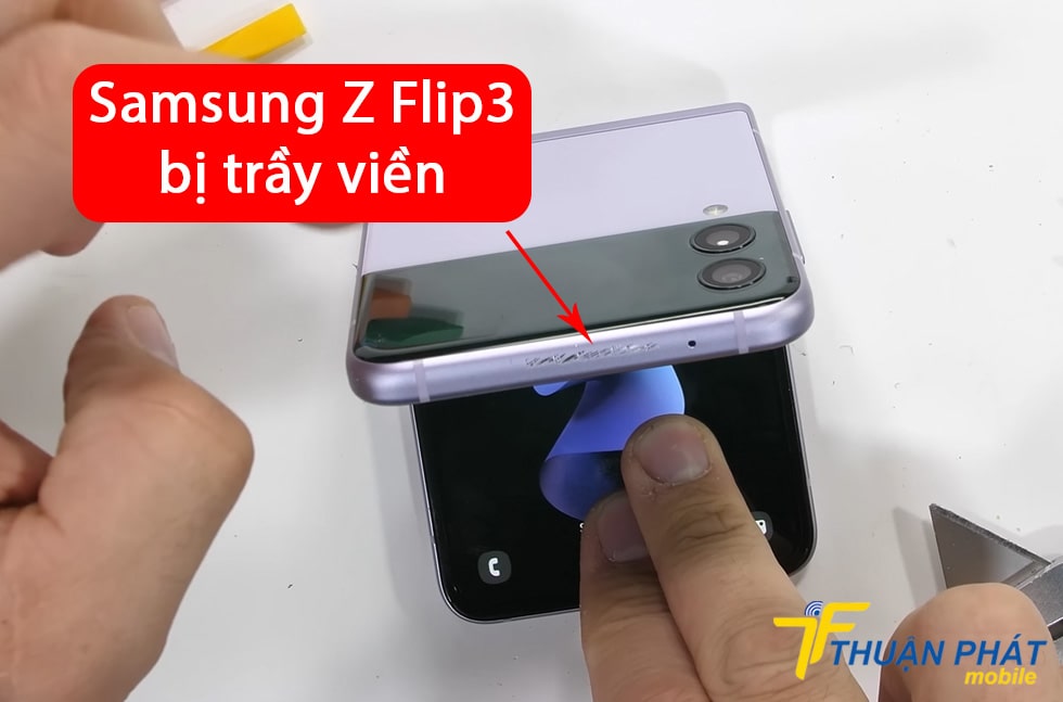 Samsung Z Flip3 bị trầy viền