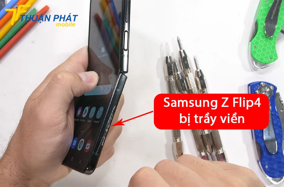 Samsung Z Flip4 bị trầy viền