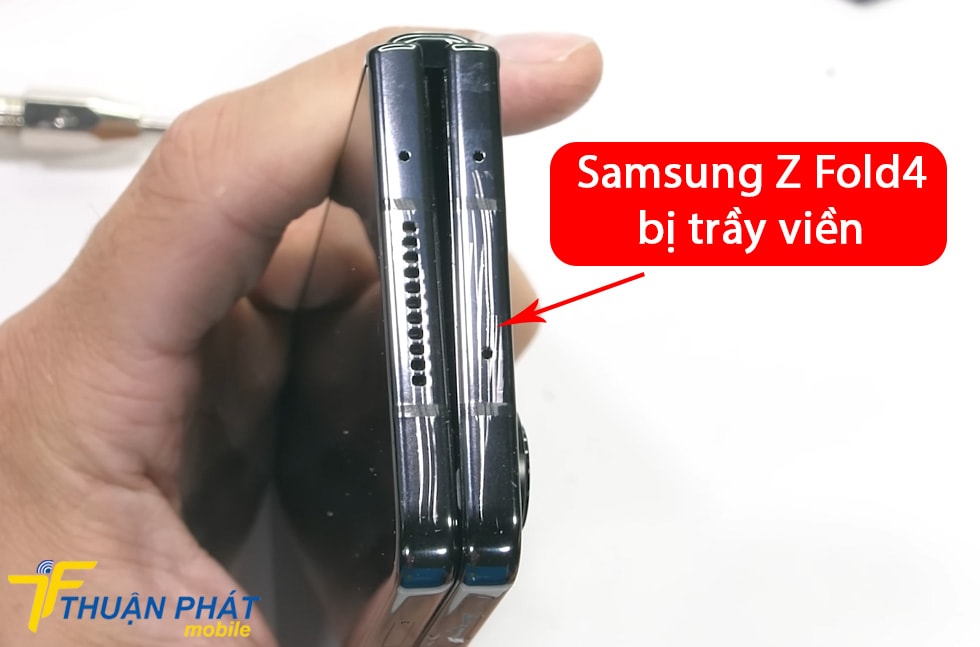 Samsung Z Fold4 bị trầy viền