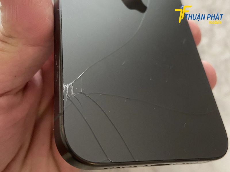 Thay kính sau iPhone 15 Plus bị vỡ bể