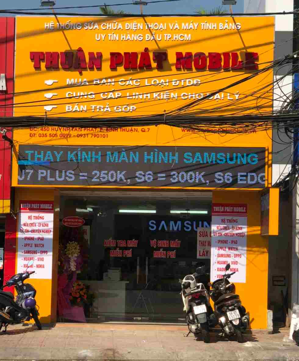 Kỹ thuật viên lành nghề của Thuận Phát Mobile