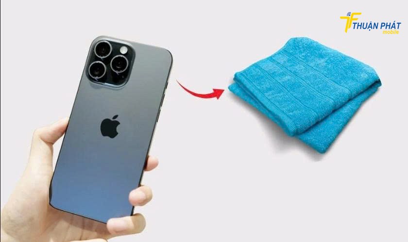 Vệ sinh camera iPhone 15 Pro bị mờ