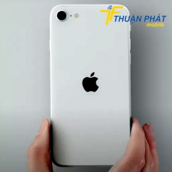 thay-kinh-lung-iphone-se-2