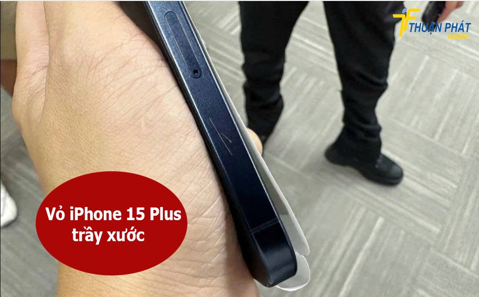 Vỏ iPhone 15 Plus trầy xước